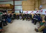 La ministre de l'Agriculture Annie Genevard assise devant de la paille sur une exploitation ovine en Haute-Marne, avec des représentants syndicaux des Jeunes agriculteurs et de la FNSEA.