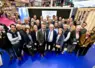 un groupe de personnes posant pour la photo prise d'en haut sur un stand du salon de l'agriculture