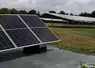   Panneaux photovoltaïques sur un parcours de volailles   