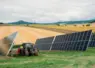 panneaux agrivoltaïques et tracteur dans un champ