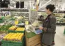 Rayon de fruits et légumes dans un supermarché