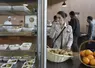Etudiante avec son plateau dans une cantine scolaire en réflexion sur son menu, devant des fruits et des entrées. 