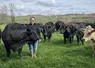 L'éleveuse Mathilde Deramond dans une prairie de son exploitation en Ariège avec ses bovins allaitants, des Limousins et des Angus