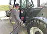 David Laisney  Agriculteur remplissant le réservoir de son tracteur de GNR