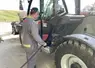 Agriculteur remplissant le réservoir de GNR de son tracteur 