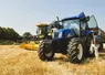 Chantier agricole avec une moissonneuse batteuse et un tracteur