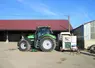 Contrôle d'un tracteur dans une cour de ferme. 