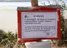 panneau en bord de mer prévenant d'une pollution de l'eau aux algues vertes