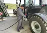 Agriculteur remplissant le réservoir de son tracteur de GNR