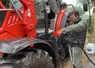 Agriculteur remplissant de GNR le réservoir de son tracteur  