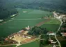 Exploitation agricole et maison vues du ciel  