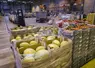 Fruits et légumes importés, dans des cartons au sein d'un entrepôt. 