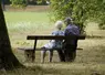 Couple de retraités de dos sur un banc 