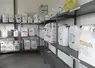 Local phytosanitaire dans une exploitation agricole, avec des bidons et 
