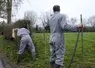 Future agricultrice en bac pro en alternance et son père fermant une parcelle de pâturage. 