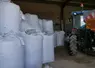 Gros sacs d'engrais dans un hangar agricole. 