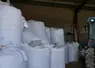 Stock d'engrais sous un hangar agricole, avec le tracteur. 