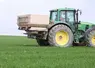 Epandage d'engrais azoté en granule sur une parcelle de blé.