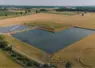 plan d'eau entouré de champ