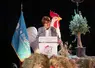 Annie Genevard en tribune devant un coq géant au congrès des Jeunes agriculteurs