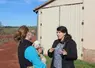 deux femmes qui discutent dont une tient un petit mouton dans les bras