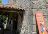 Panneau des "débats à la ferme" de l'association Les Voix Agricoles lors de la journée chez Nicolas Clair dans la Loire, avec derrière l'entrée de la chapelle Saint-Sulpice. 
