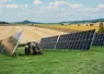 Ombrières agrivoltaïques et tracteur dans un champ
