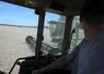  Salarié agricole dans une cabine de tracteur 
