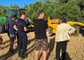 La préfète avec des représentants agricoles et un pompier devant des machines agricoles.