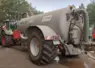 citerne agrciole arrêtée sur une route avec un cmaion de pompiers à côté