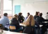 élèves assis de dos dans une salle de classe