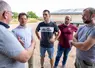 un groupe de cinq hommes discute