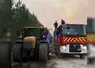 Tracteur ravitaillant un camion de pompier en eau lors de l'incendie en Gironde.