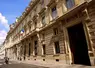 Entrée et bâtiment du ministère de l' Agriculture français à Paris, rue de Varennes.