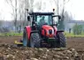 Tracteur Same rouge dans un champ. 
