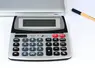 Calculatrice avec un stylo et un ordinateur