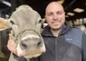 Jean-David Chevallier avec une de ces vaches laitières de race Blonde sur son Gaec en Côte d'Or