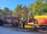 Agriculteur aidant à ravitailler les pompiers en eau dans la forêt de Fontainebleau avec sa tonne à eau.