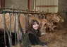 Amanda Meunier, éleveuse et cinéaste avec ses vaches blondes d'Aquitaine sur son exploitation agricole à Esconnets dans les Hautes-Pyrénées