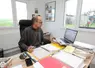 agriculteur devant un ordinateur faisant des tâches administratives.
