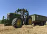 Jeune femme de dos en train de monter sur un tracteur dans un champ