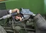  Main sur un pistolet de carburant au-dessus du réservoir d’un tracteur.