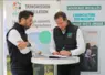 Deux hommes signant un accord sur la transmission et l'installation en agriculture.