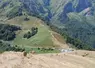 Animaux dans des estives dans les Pyrénées, avec la montagne visible derrière. 