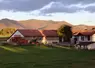 Ferme avec tracteur devant la maison