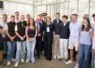 un groupe de peronnes pose pour la photo