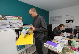  Agriculteur effectuant des tâches administratives dans son bureau.