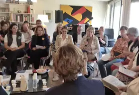 Annie Genevard de dos face à une quinzaine d'agricultrice 