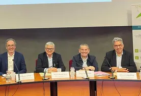 différentes personnes assises autour d'une table