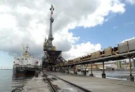 Bateau maritime d'importation de matières première agricole dans le port de Saint-Nazaire.
